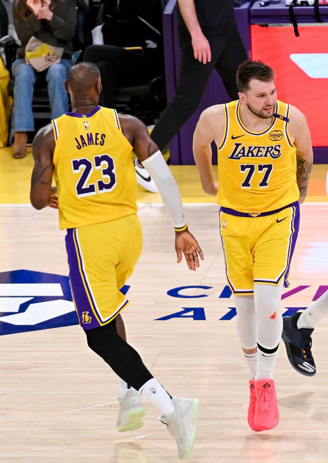 关于里程碑夜！勒沃库森回应争议；NBA季后赛赛后刷纪录；赛场秩序良好；更衣室氛围转暖的信息